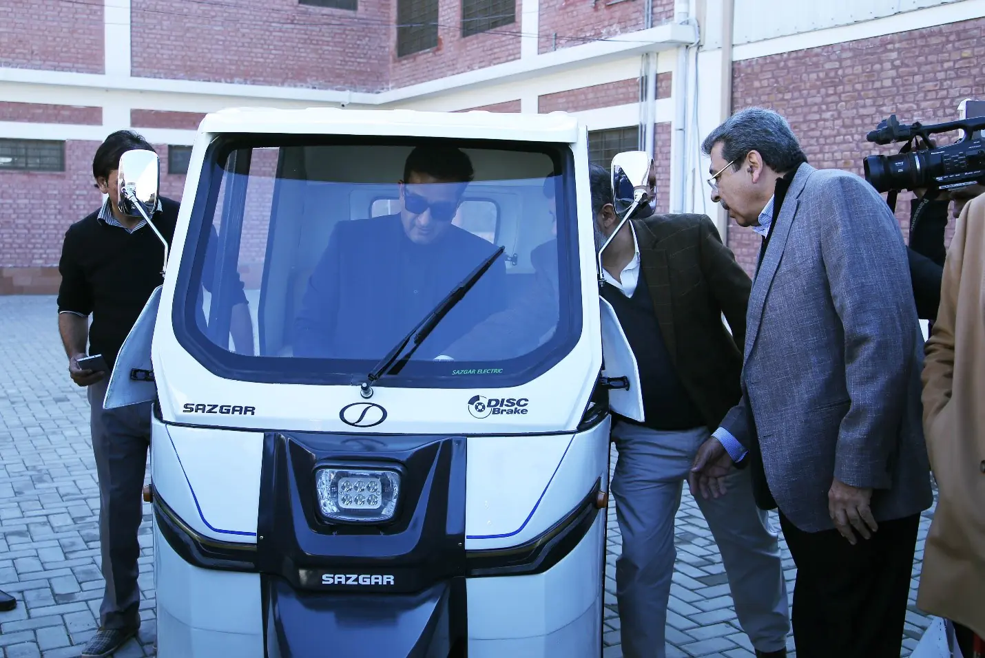 Malik Amin Aslam (advisor to Prime Minister for climate change of Pakistan) reviewing eVe the electric rickshaw